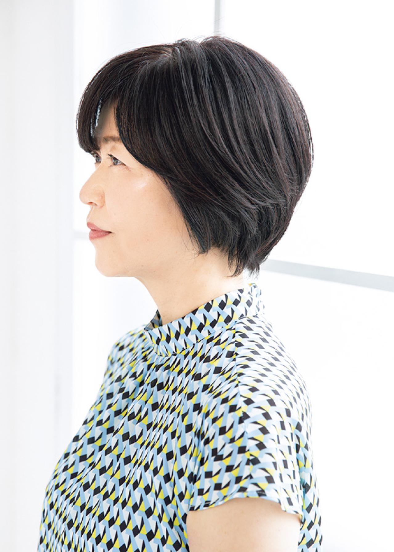 【50代からの最旬ショートヘア】2選。丸みシルエットで自然なふんわり感をプラス！（画像3）