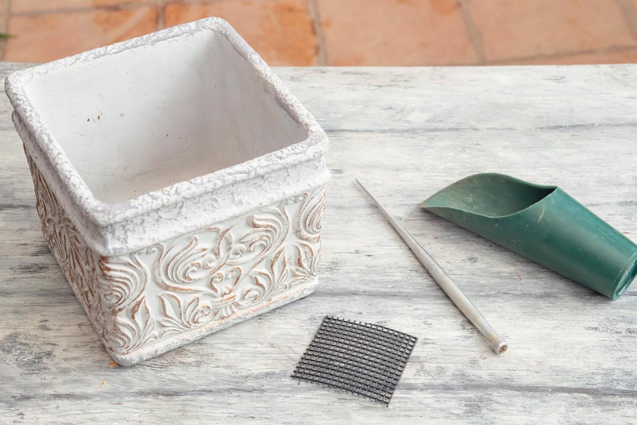 人気ガーデナー土谷ますみさんが作り方を伝授【小さなアジサイの寄せ植え】同系色でまとめてやさしげな印象に（画像7）