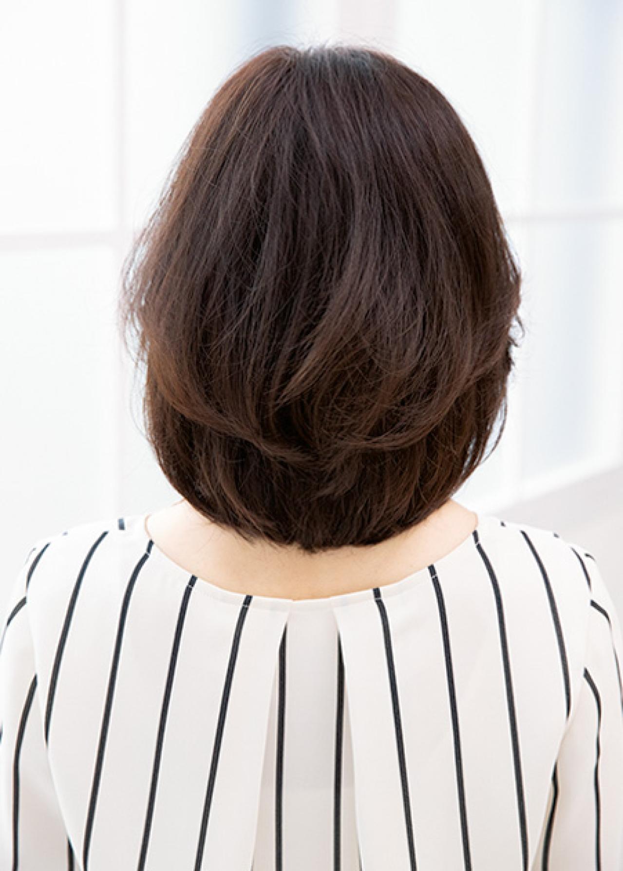 小顔効果が期待できる！【ひし形シルエット】の大人ミディアムヘアスタイル2選（画像7）