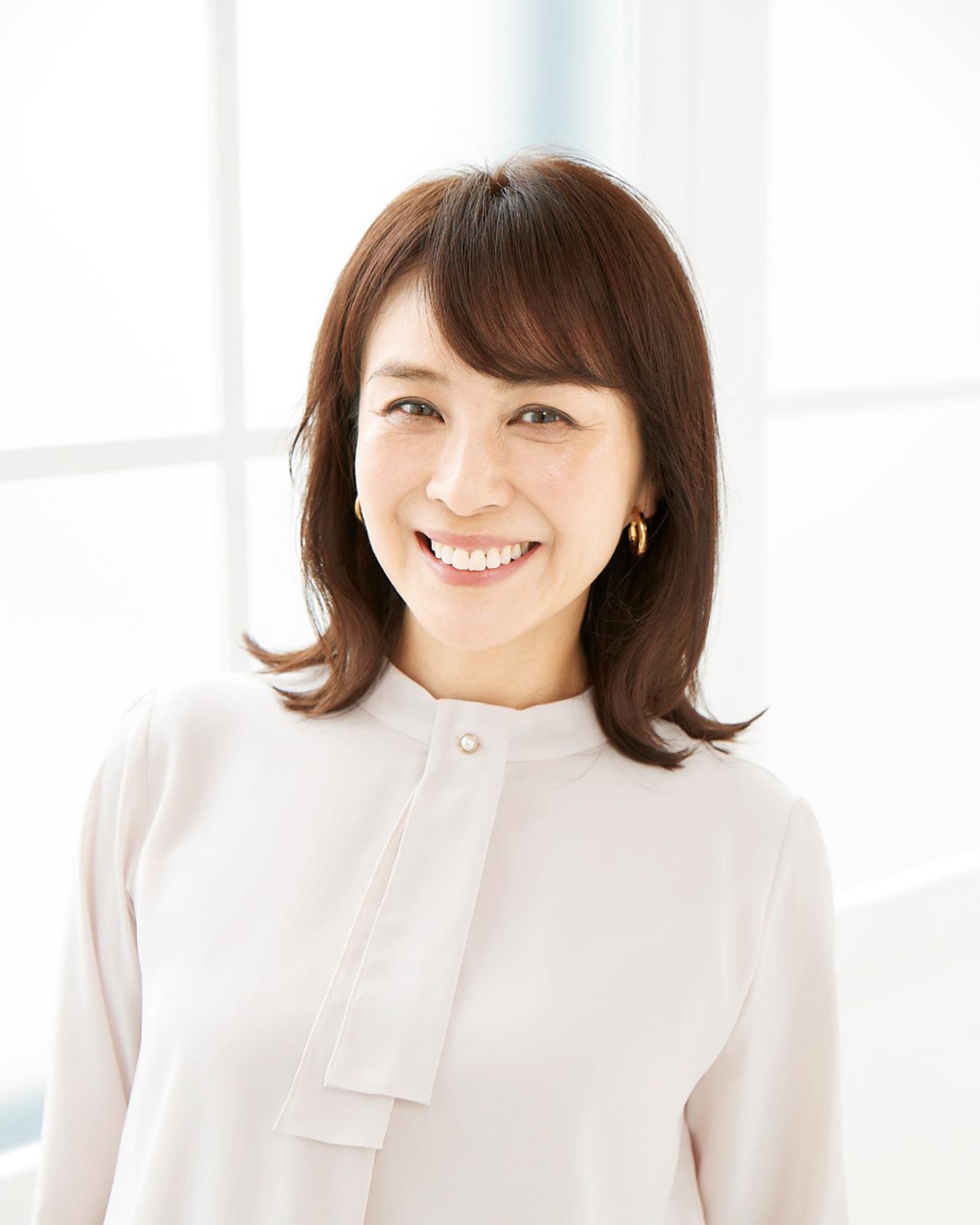 首元のくびれであか抜けた印象になる【50代からの外ハネミディアム】2選（画像5）