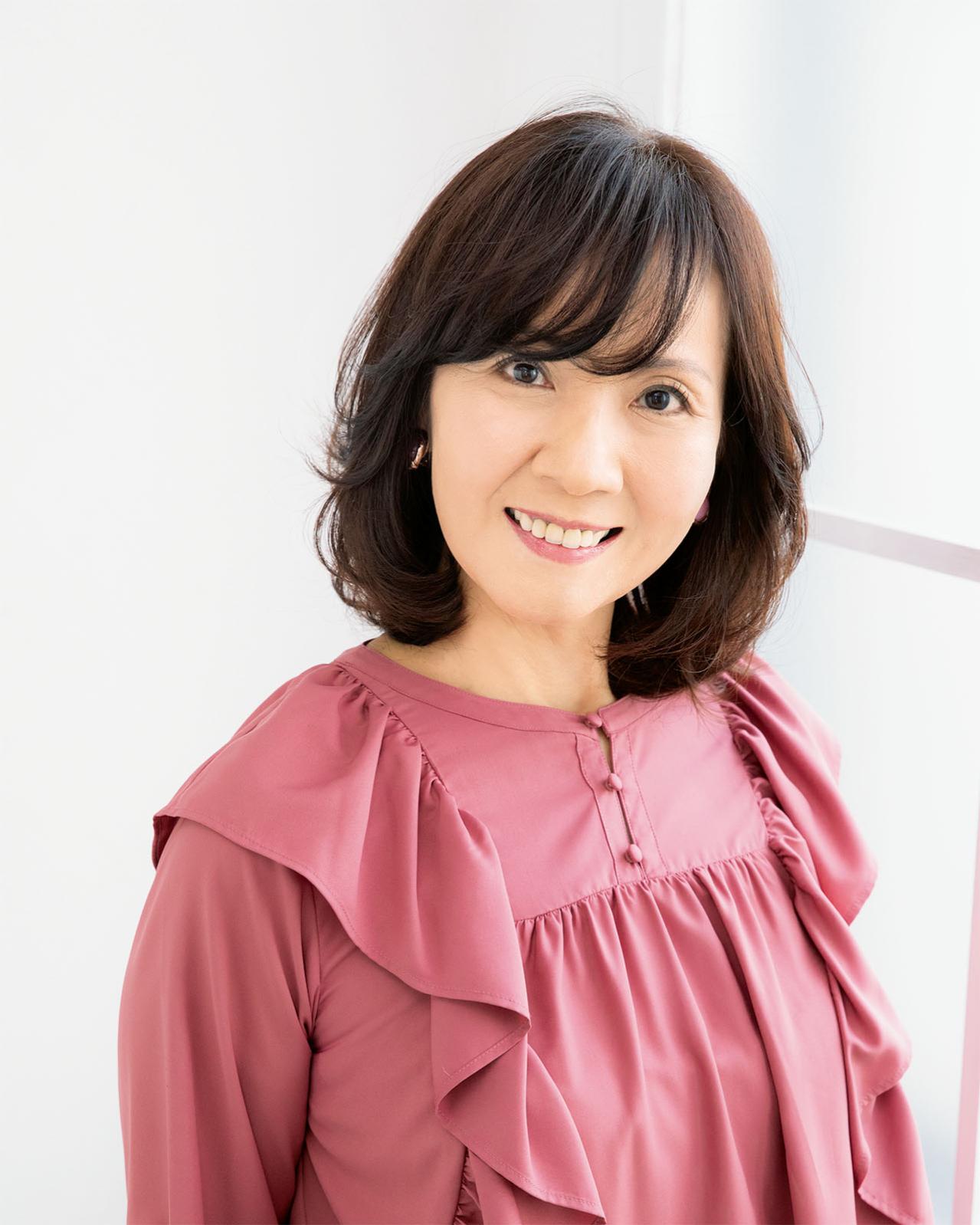 「ランダムカール」で顔が明るく、華やぐ！ 大人の【最旬ミディアムスタイル】2選（画像2）