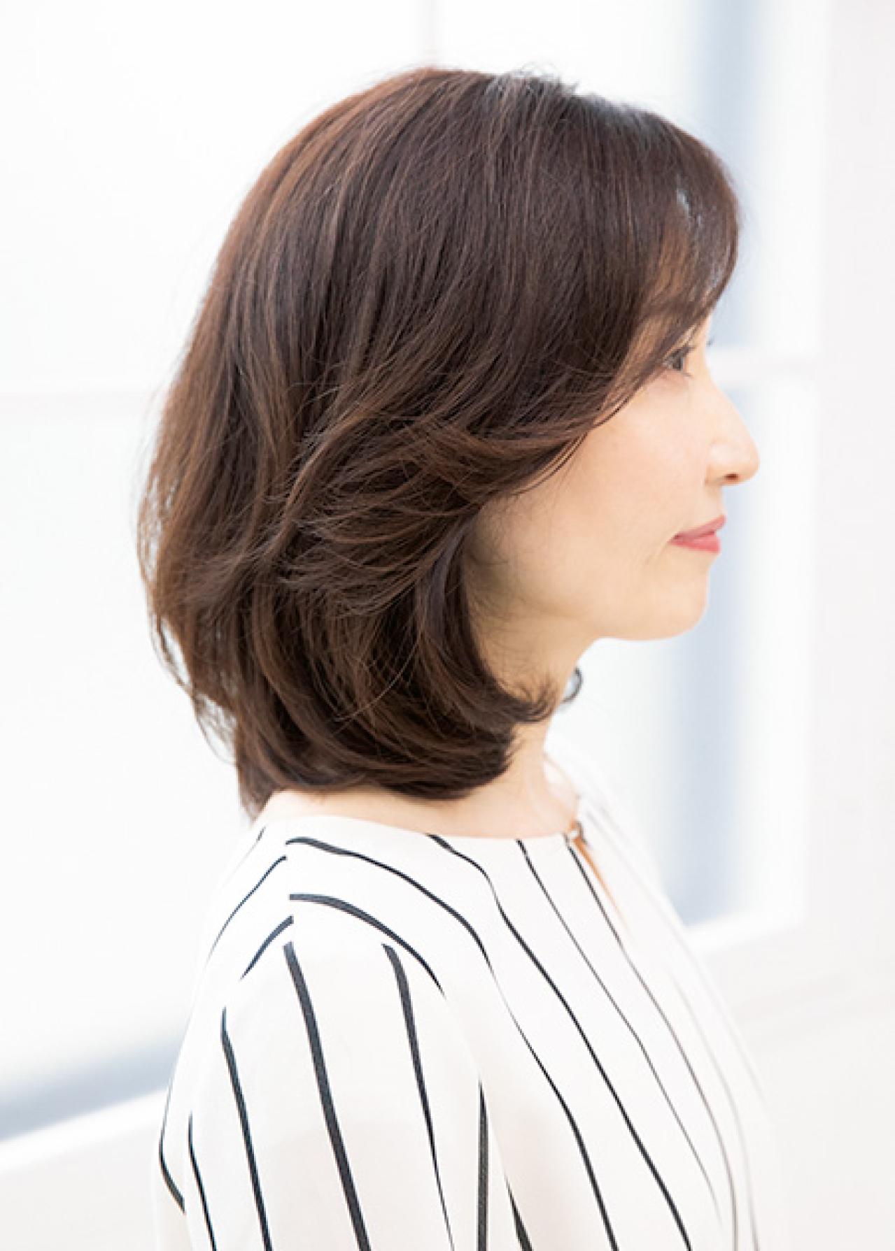 小顔効果が期待できる！【ひし形シルエット】の大人ミディアムヘアスタイル2選（画像6）