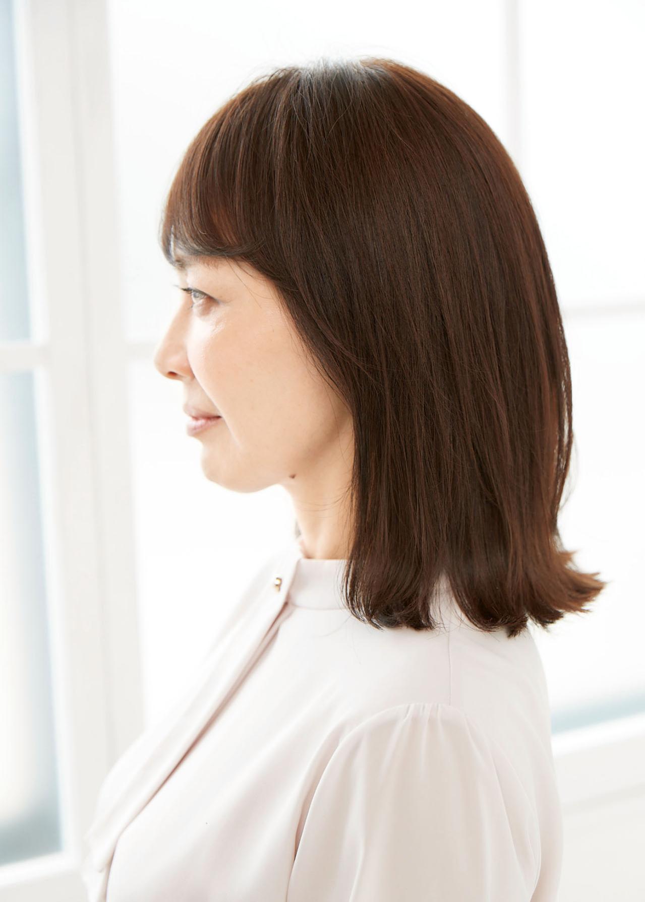 首元のくびれであか抜けた印象になる【50代からの外ハネミディアム】2選（画像6）