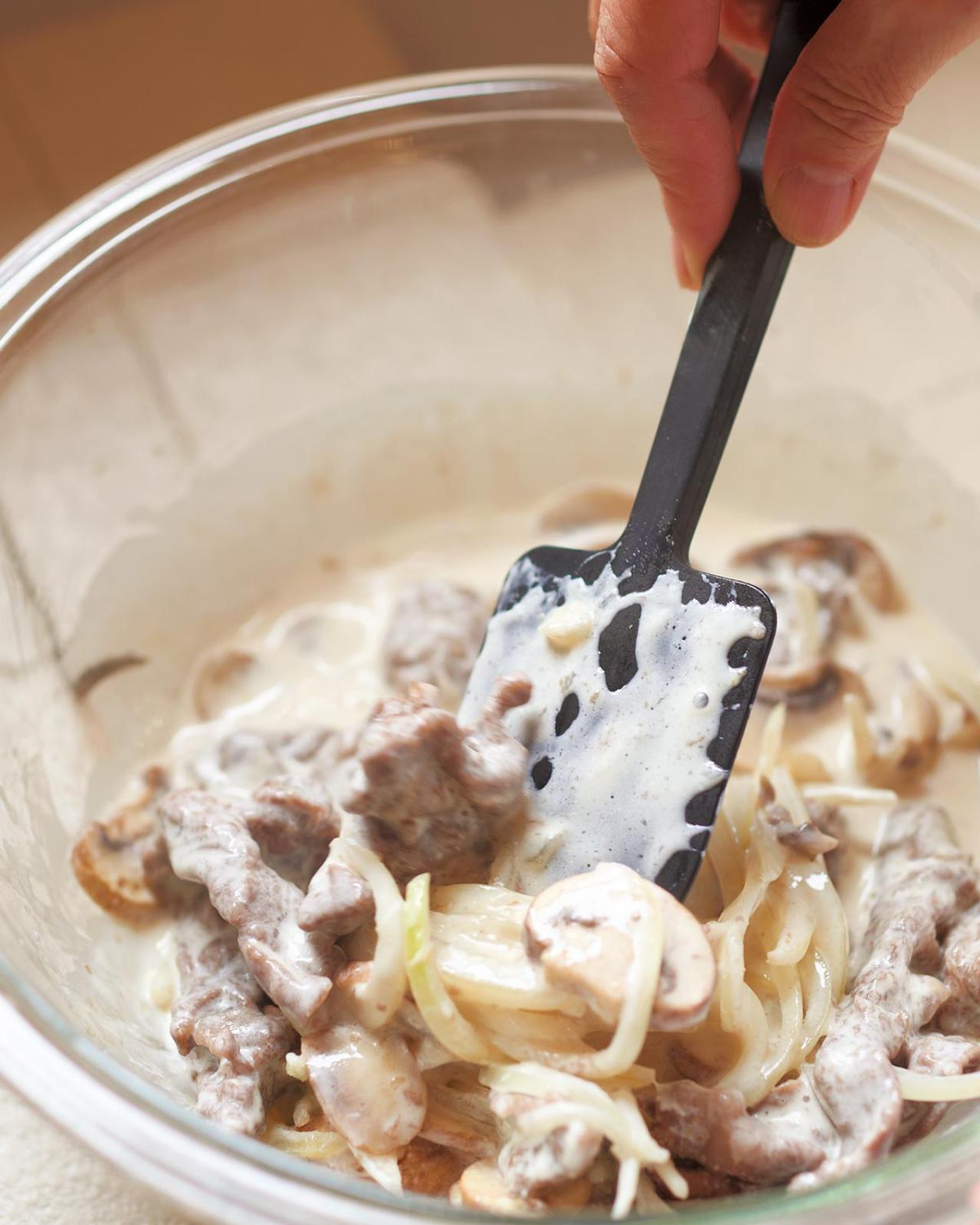 切って混ぜてレンジで6分！生クリーム×レモンでさっぱり「ビーフストロガノフ」2人分レシピ（画像4）