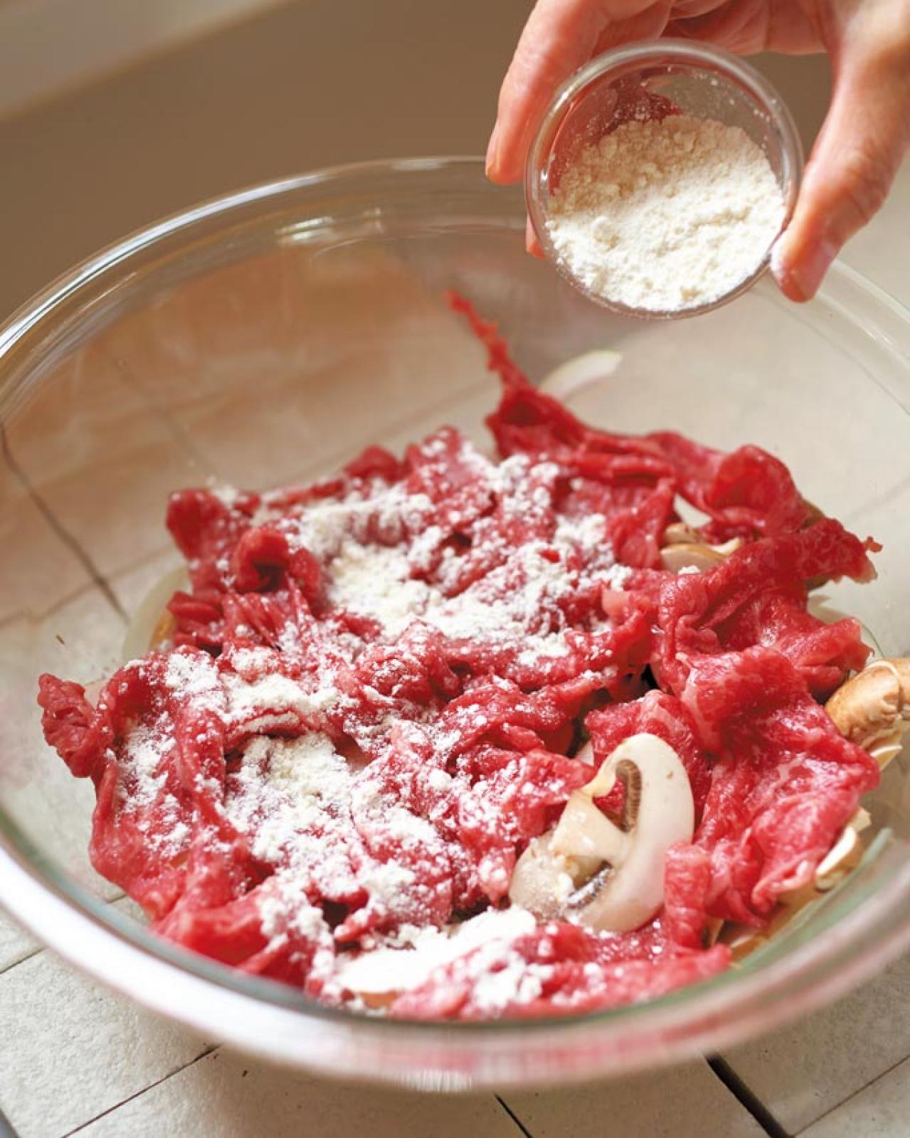 切って混ぜてレンジで6分！生クリーム×レモンでさっぱり「ビーフストロガノフ」2人分レシピ（画像2）