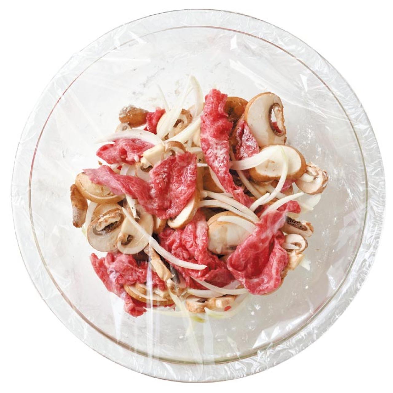 切って混ぜてレンジで6分！生クリーム×レモンでさっぱり「ビーフストロガノフ」2人分レシピ（画像3）