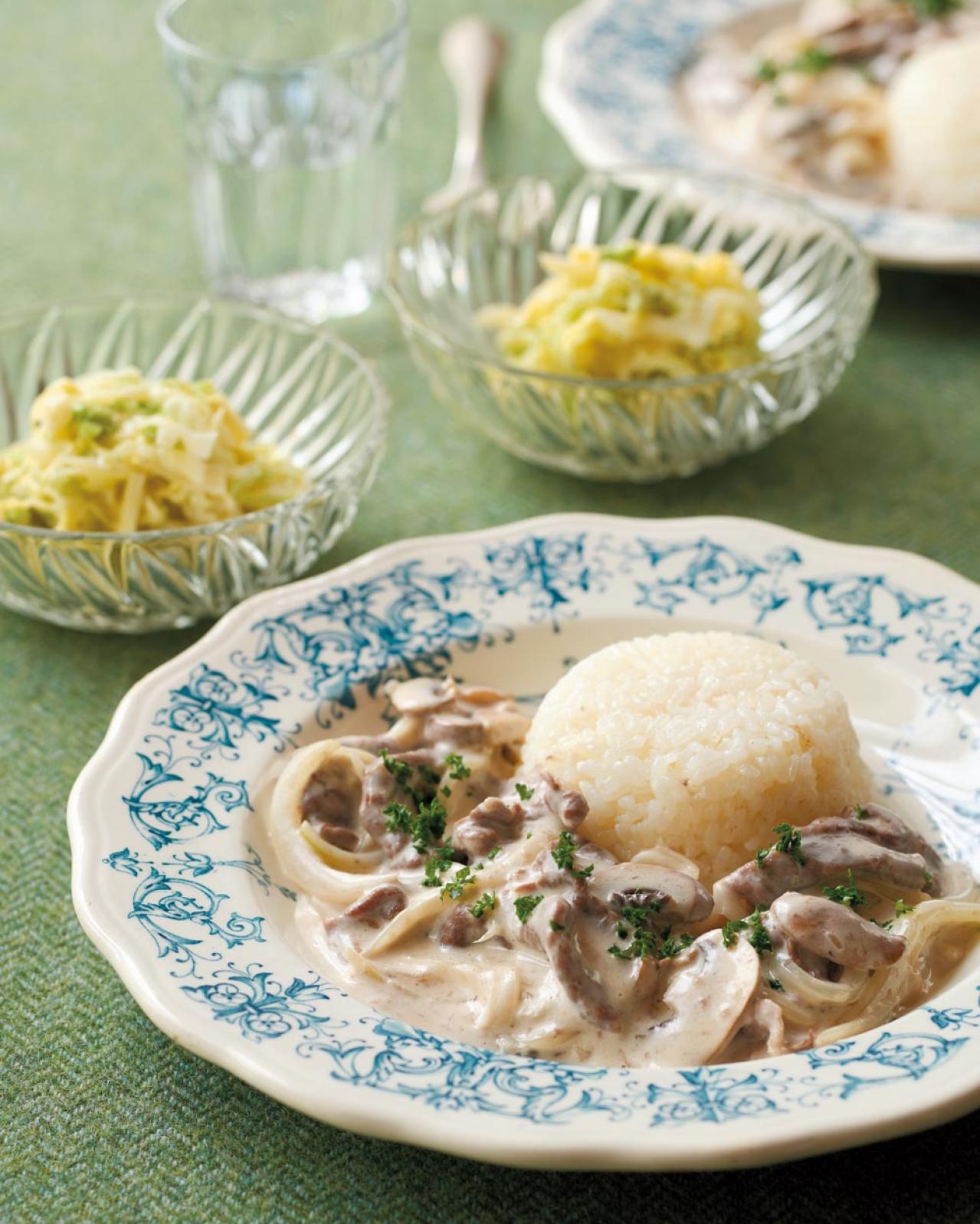 切って混ぜてレンジで6分！生クリーム×レモンでさっぱり「ビーフストロガノフ」2人分レシピ（画像6）