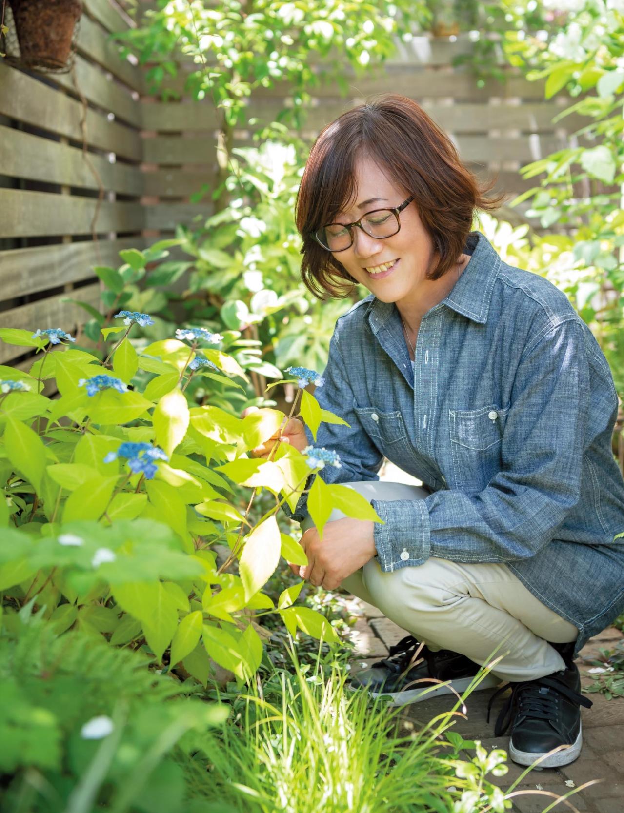 【庭づくり実例】バラからクレマチス、アジサイへ。花のリレーで季節をつなぐ神奈川県藤沢市・豊郁子さんの庭（画像2）