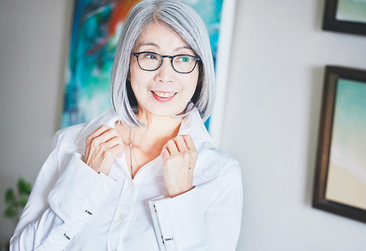 お尻を隠したいなら“真ん中より少し下まで”がベスト！？60代カジュアルをあか抜けさせる着こなし術（画像3）