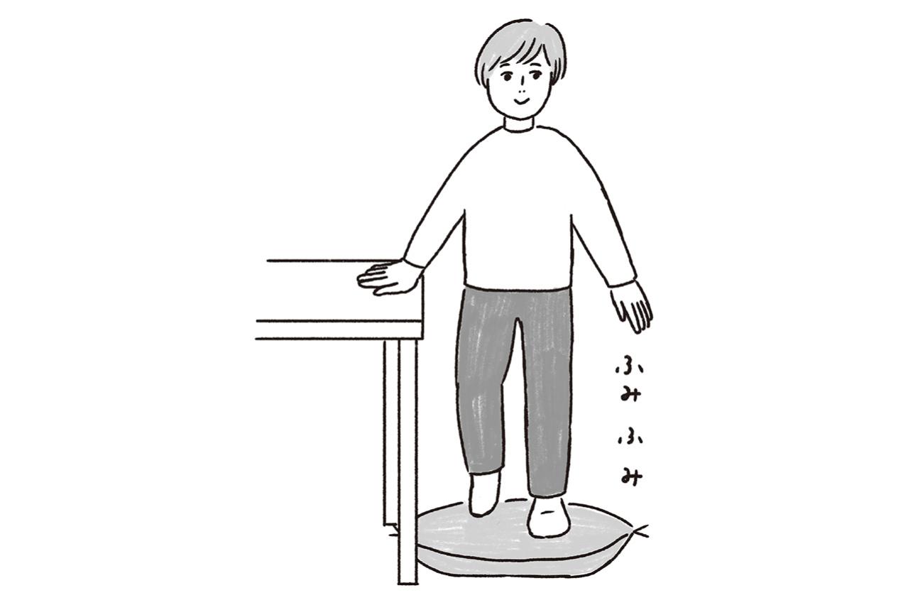 雨の日は散歩の代わりにこれ。座布団1枚で脚力とバランス感覚を鍛える簡単トレーニング