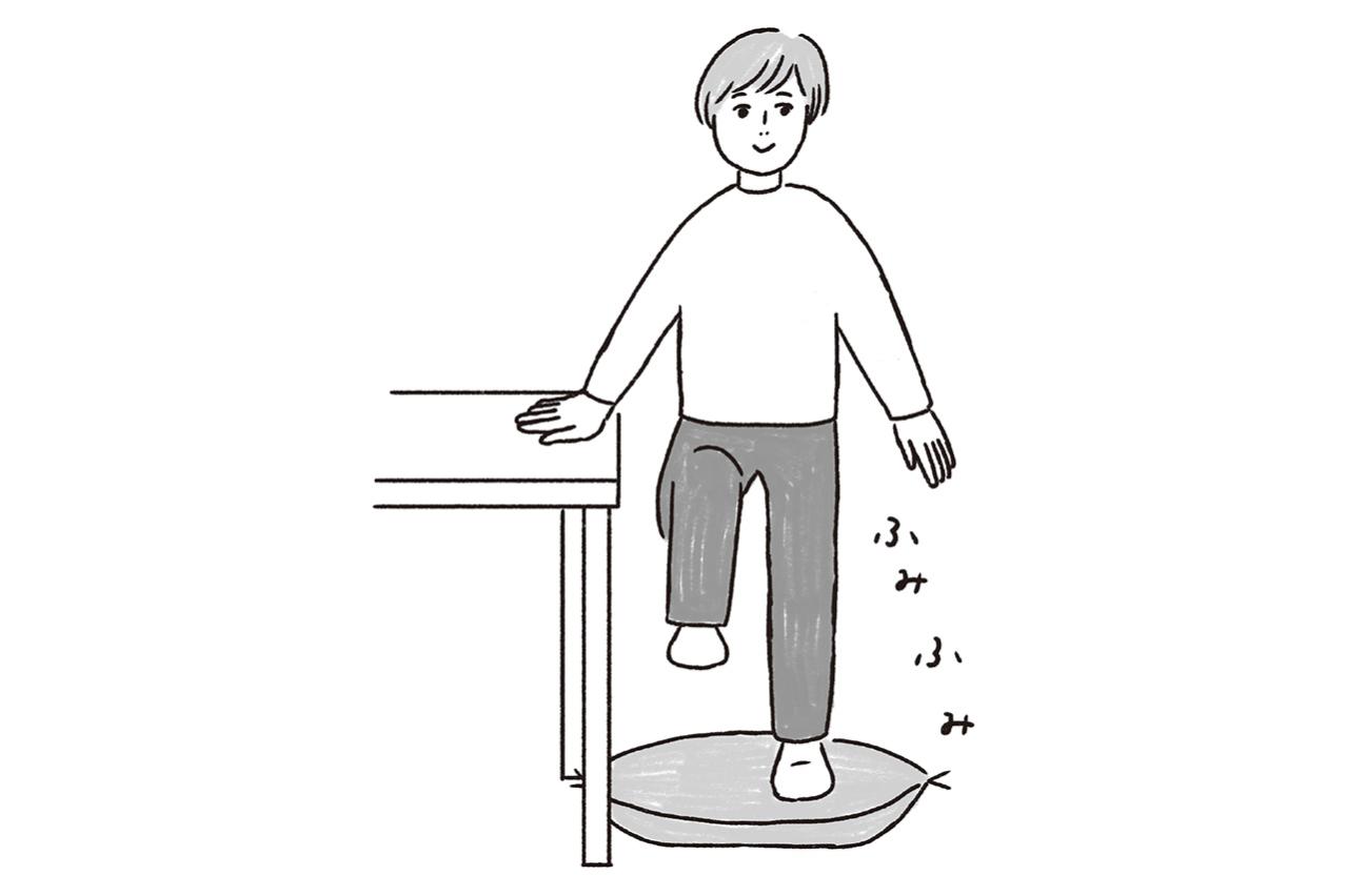 雨の日は散歩の代わりにこれ。座布団1枚で脚力とバランス感覚を鍛える簡単トレーニング（画像3）