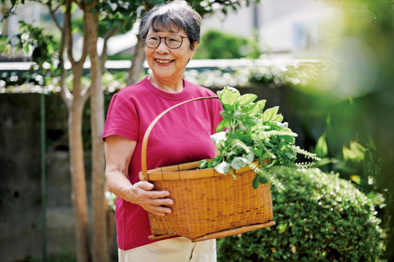 着る色に迷う年代に「白いパンツ」がお守りに。83歳・多良久美子さんの軽やかコーデ習慣（画像3）