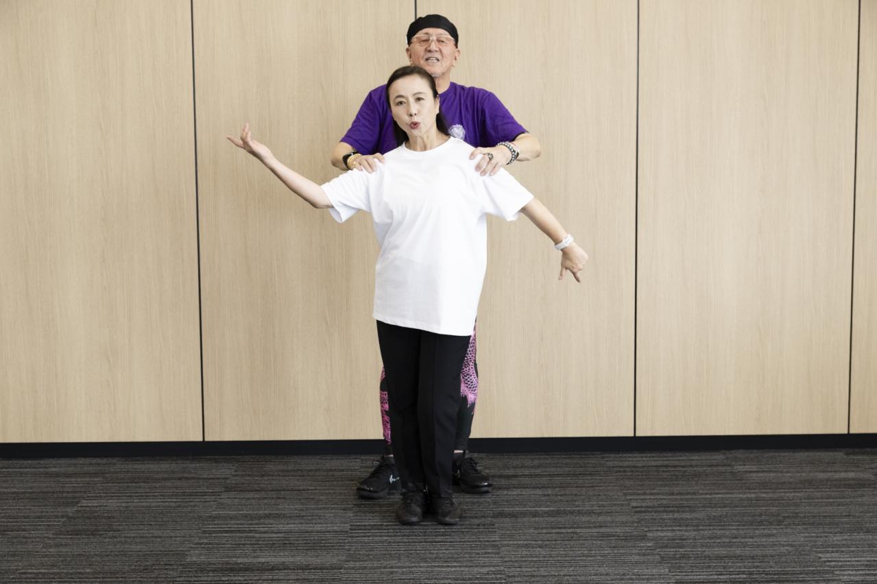 72歳・デューク更家の「健康になる歩き方」レッスン。合言葉は「気がついたら100歳だった！」（画像13）