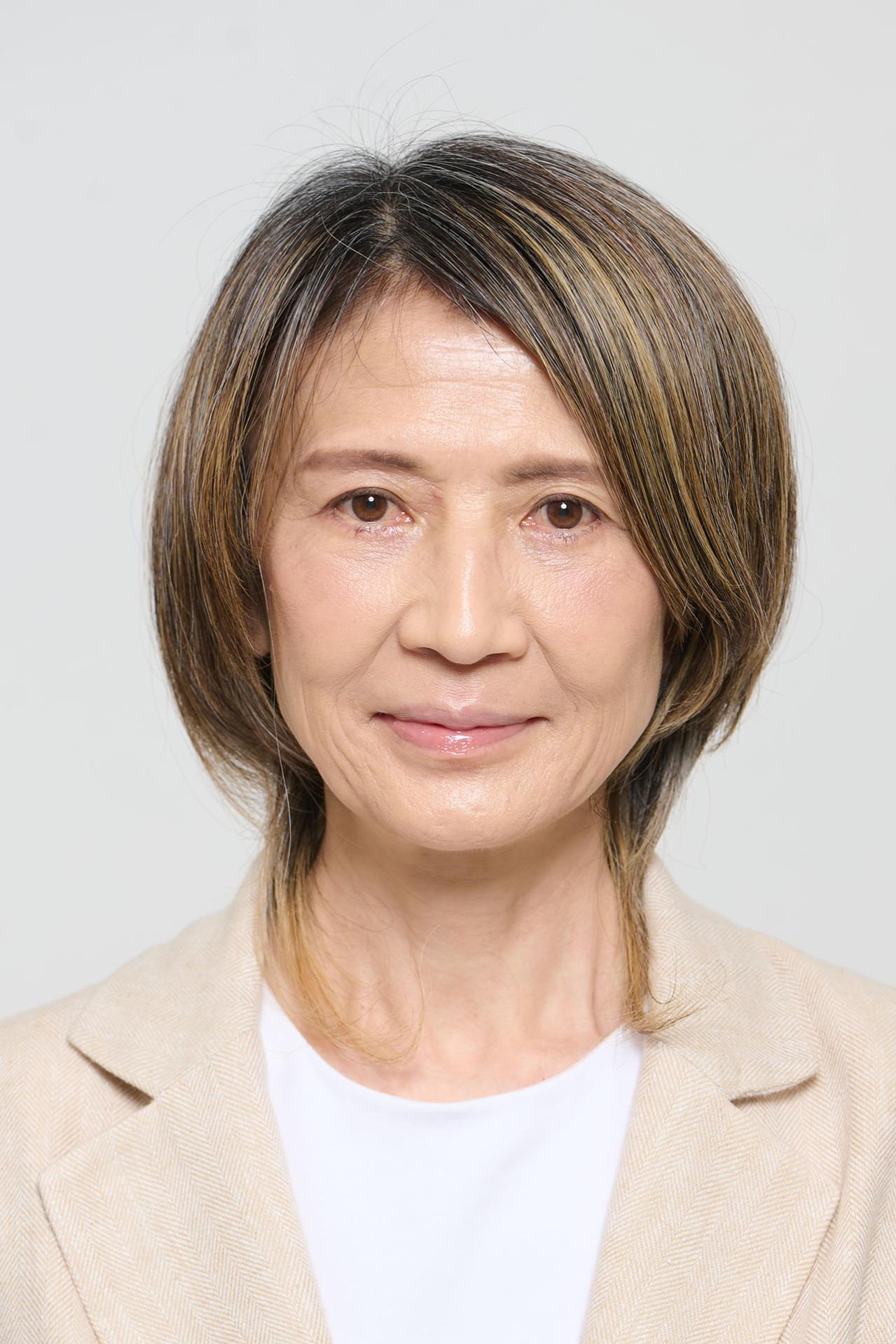白髪もパサつきもあきらめない。62歳・63歳の「えがお美容室」お悩み解決ヘア2実例（ボブ＆ウルフレイヤー）（画像2）