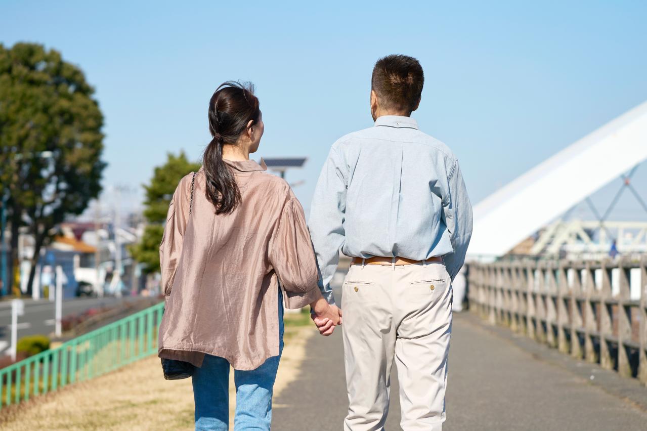 「手をつないだのに本気じゃない？」 思わせぶりな相手が憎い…美輪明宏さんは「悩む必要はない」と回答。その理由は？