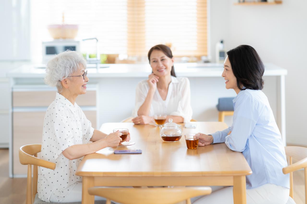 年金暮らしで手料理の集いがつらい…会費制を言い出せない70代女性へ、美輪明宏さんが示した回答は