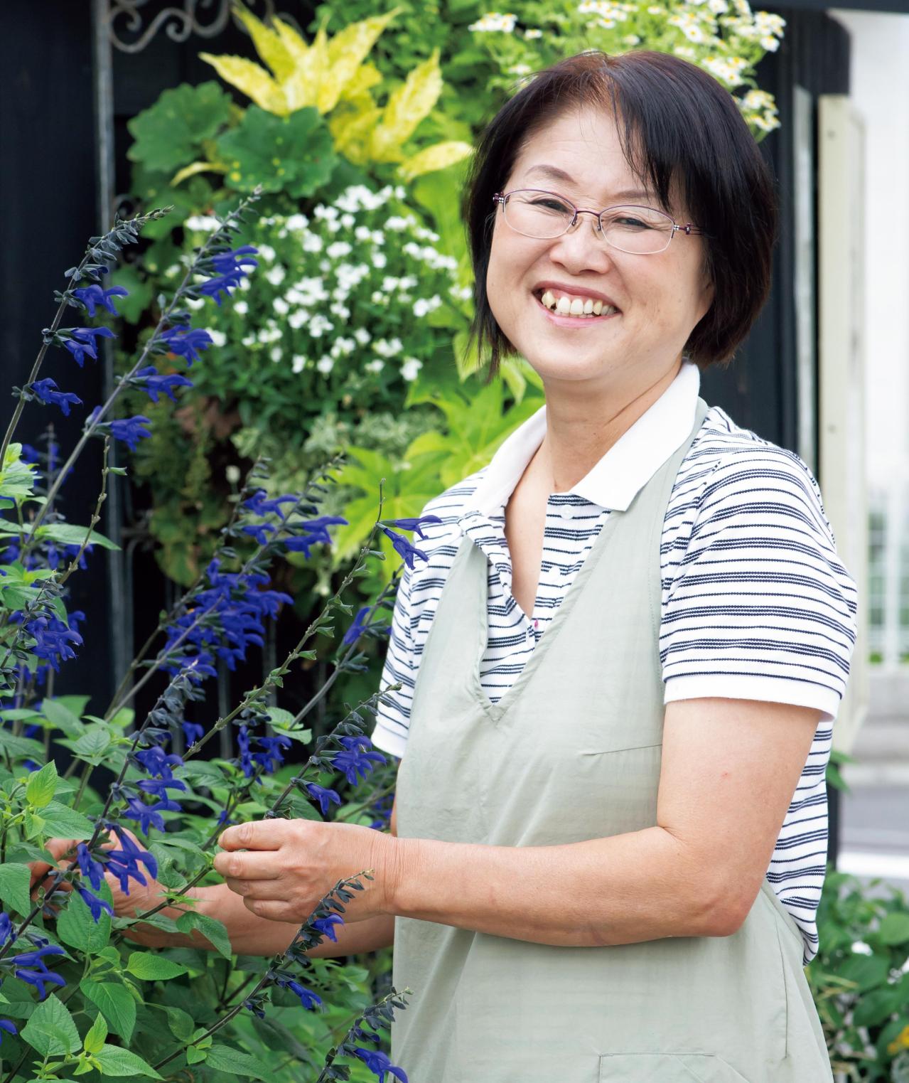 山口まりさんに教わる【秋の和モダン鉢植え】コケが草花を引き立てる草地風アレンジの作り方（画像2）
