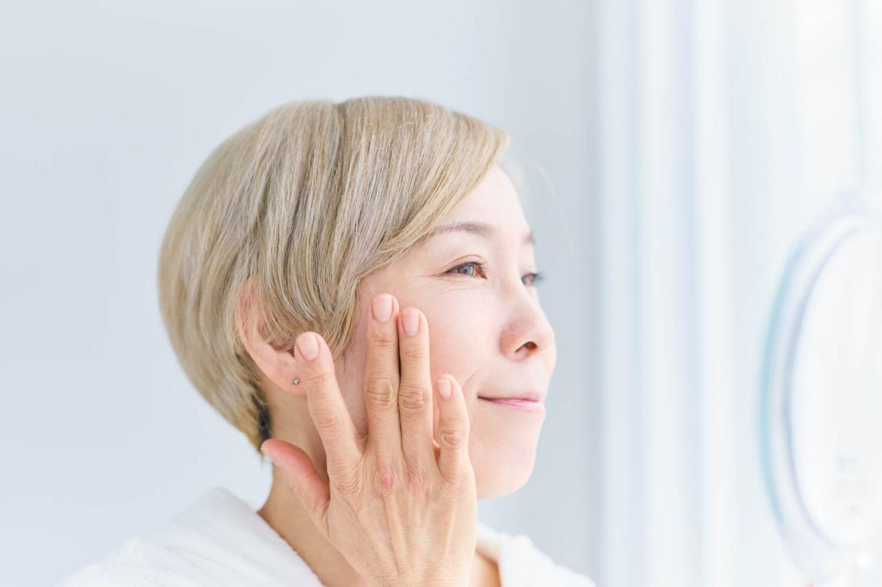 ヘアメイク職人・化け子さんに学ぶ、大人肌と髪の「落とすケア」習慣と薄づきメイクのコツ