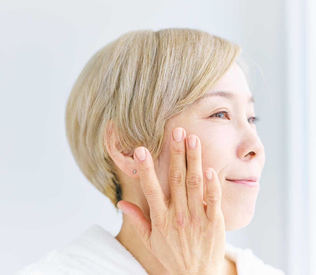 ヘアメイク職人・化け子さんに学ぶ、大人肌と髪の「落とすケア」習慣と薄づきメイクのコツ（画像13）