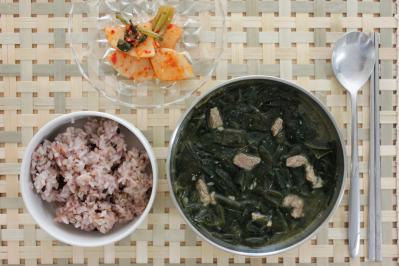 韓ドラあるある【誕生日にわかめスープ】の意味とは？「キム・サムスン」のわかめスープに入っていたものは