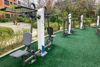 「トッケビ」2話、死神とウンタク、トッケビが3人で初めて会う夜の公園にあったものは？【韓国ドラマ】