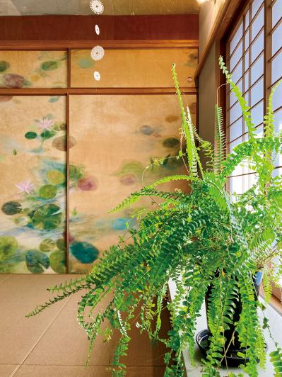 観葉植物のインテリア実例　ハンギングと床置きの絶妙バランス&和モダンな空間（サムネイル画像12）