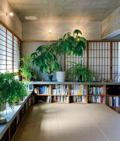 観葉植物のインテリア実例　ハンギングと床置きの絶妙バランス&和モダンな空間（サムネイル画像10）