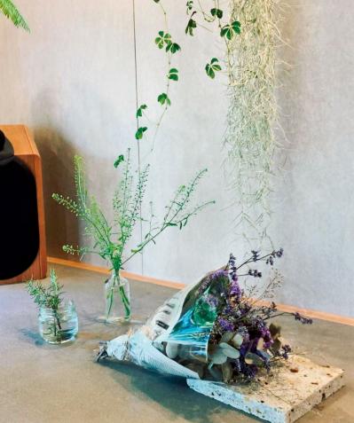 観葉植物のインテリア実例　ハンギングと床置きの絶妙バランス&和モダンな空間（サムネイル画像13）