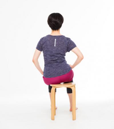 つい脚を組んでしまう人は、腰痛になりやすい！座ってできる簡単な腰痛予防法（サムネイル画像7）
