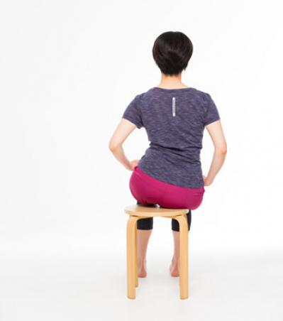 つい脚を組んでしまう人は、腰痛になりやすい！座ってできる簡単な腰痛予防法（サムネイル画像8）