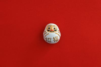 【クイズ】遊びにまつわる季語。べい独楽・手毬・独楽・双六・羽根つき　新年の季語でないものはどれ？