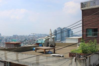 【韓国ドラマあるある】しっかり者のヒロインが住む「屋根部屋」の真実とは？（サムネイル画像2）