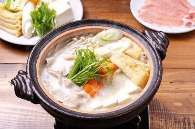 【クイズ】鍋焼・湯豆腐・粕汁・納豆汁・どじょう鍋・蕪汁・闇鍋　【鍋】にまつわる季語。冬の季語でないものはどれ？