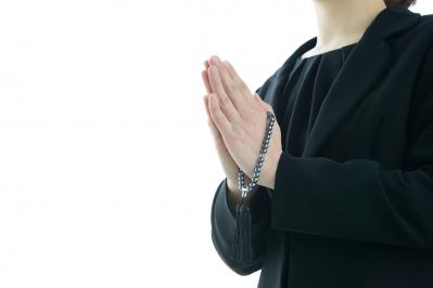 【葬儀のマナー】喪服、アクセサリーなど服装の決まり事とは？50代から心得ておきたい冠婚葬祭の常識（サムネイル画像2）