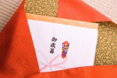 【贈答のマナー】お中元、お歳暮、お祝いを渡すときのしきたりとは？ 50代から心得ておきたい常識（サムネイル画像）