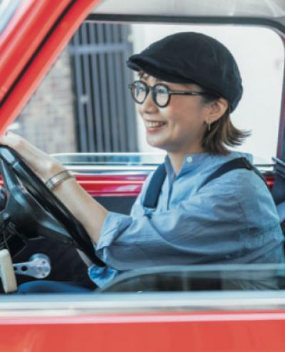 めがね選びの達人に聞く、どんな色みの服とも相性のいいめがねとは？　マチュア世代めがねスタイル第2回（サムネイル画像2）