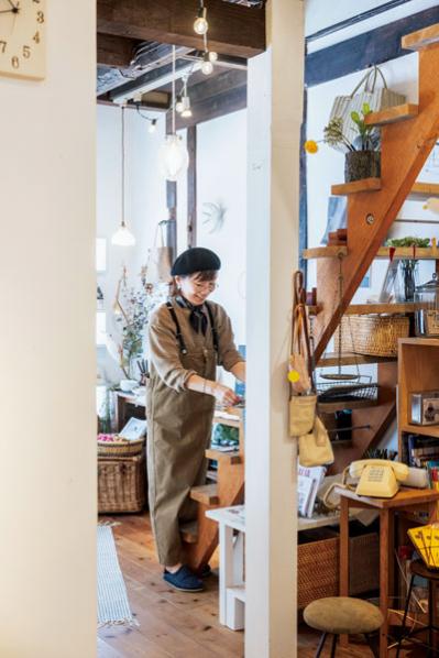 めがね選びの達人に聞く、どんな色みの服とも相性のいいめがねとは？　マチュア世代めがねスタイル第2回（サムネイル画像3）