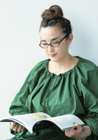 かけるのが楽しみになるめがねとは？　めがねでおしゃれは叶う！　おしゃれなマチュア世代のめがねスタイル（サムネイル画像6）