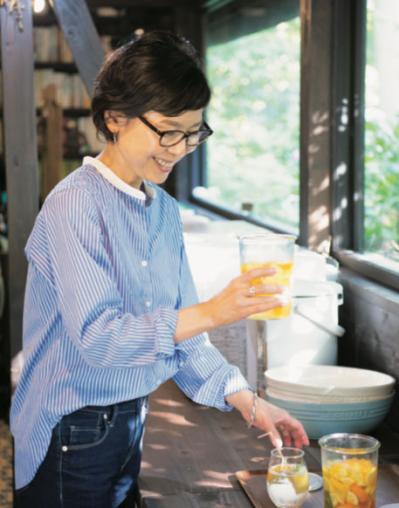 スタイリスト、東洋医学ライフクリエーター。素敵なおふたりのマチュア世代のめがね。和装と洋装、目のコンディションでめがねを使い分け　（サムネイル画像8）