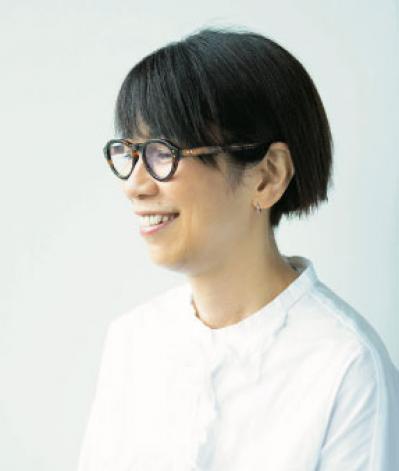 顔が引き締まる、印象を変えられる。ヘアメイク、スタイリスト、3人のマチュア世代がお手本！大人のおしゃれめがねスタイル（サムネイル画像3）