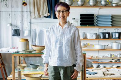 ファーマーズテーブル石川博子さん、ホテルオーナー川上絹子さん。素敵な大人のめがねスタイル。