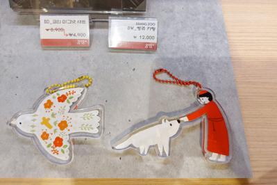 【明洞】の“今”を訪ねた！新世界百貨店のイルミネーション【画像あり】、人気コスメ、明洞聖堂の地下のほっこりかわいい雑貨も（サムネイル画像11）