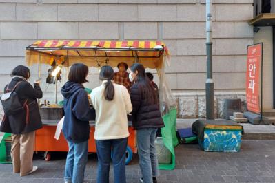 【明洞】の“今”を訪ねた！新世界百貨店のイルミネーション【画像あり】、人気コスメ、明洞聖堂の地下のほっこりかわいい雑貨も（サムネイル画像14）