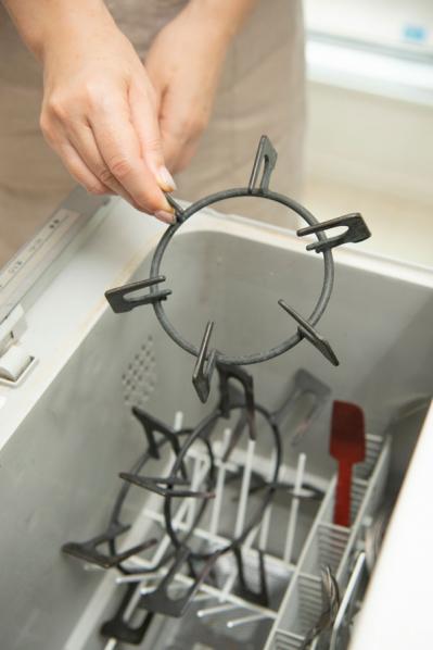 【コンロまわり】の掃除で活躍する特殊な「ぞうきん」とは？100円ショップでも見つかる！（サムネイル画像3）