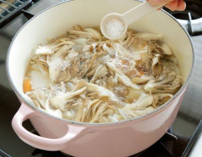 リバウンド知らず【脂肪燃焼ダイエットスープ】秋冬バージョン、きのこと根菜の簡単レシピ（サムネイル画像5）