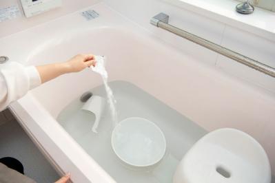 【浴室のドア・風呂釜・小物】をまとめて除菌・防カビ！ナチュラル洗剤でラクラクきれいに（サムネイル画像4）