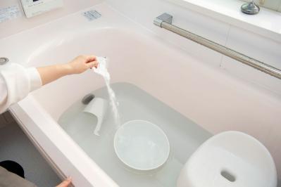 【浴室のドア・風呂釜・小物】をまとめて除菌・防カビ！　ナチュラル洗剤でラクラクきれいに【ナチュラル掃除】