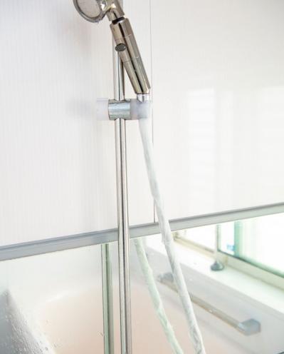 【お風呂の鏡・シャワーホースのカビ】ナチュラル洗剤のパックわざでラクラクお掃除（サムネイル画像5）