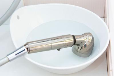 【お風呂の鏡・シャワーホースのカビ】ナチュラル洗剤のパックわざでラクラクお掃除（サムネイル画像4）