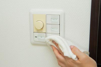 水ぶきできない電化製品を、キレイにするコツは？【リモコン・スマホ・電気スイッチ】（サムネイル画像6）